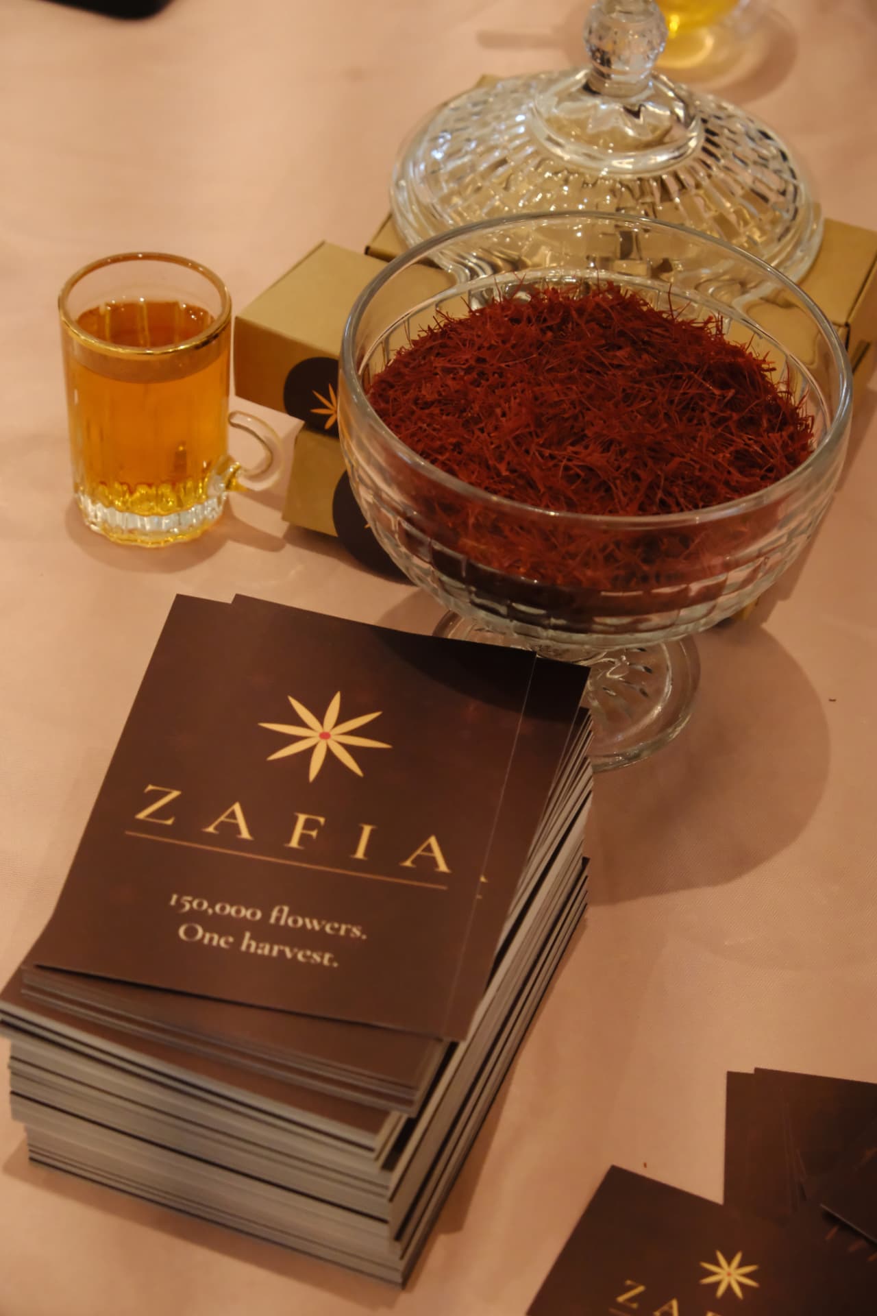 De Zafia-tafel tijdens de show, met kaarten, buisjes en thee