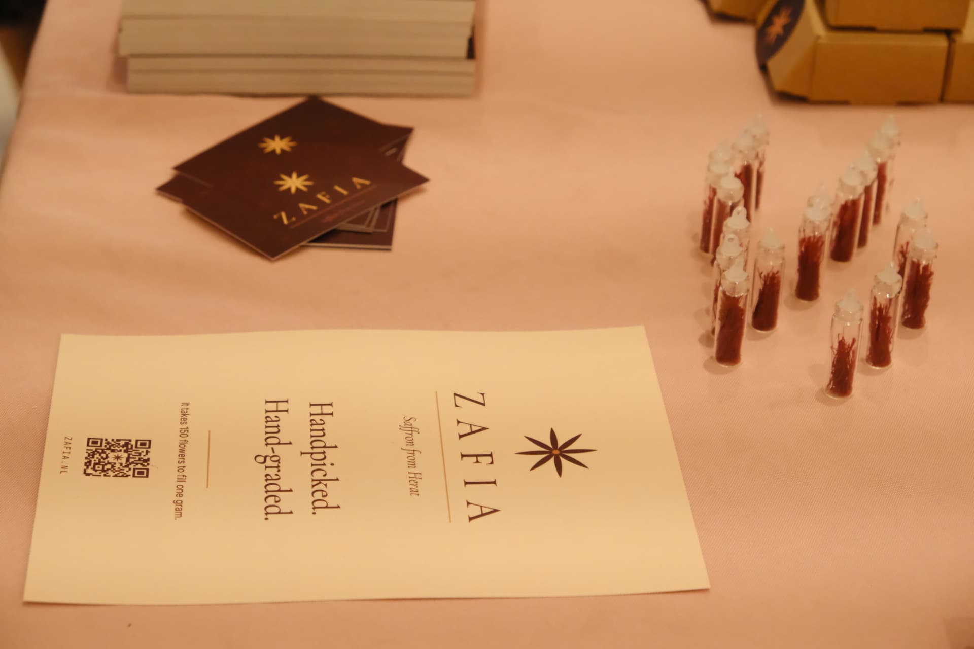 Saffraanbuisjes en de kaart met Handpicked. Hand-graded.