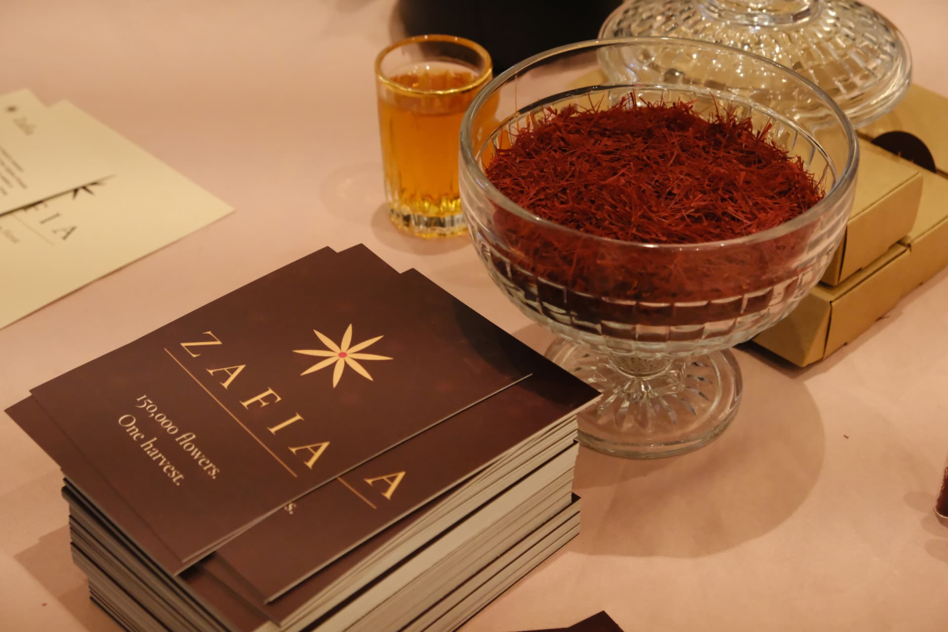 Zafia-kaarten naast een schaal saffraan en saffraanthee
